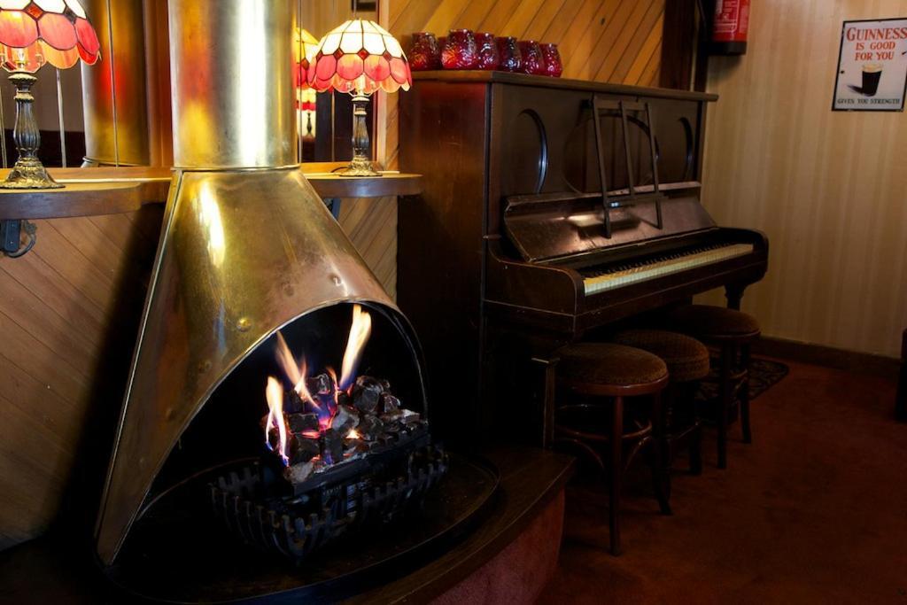 Tully'S Hotel Castlerea Bagian luar foto