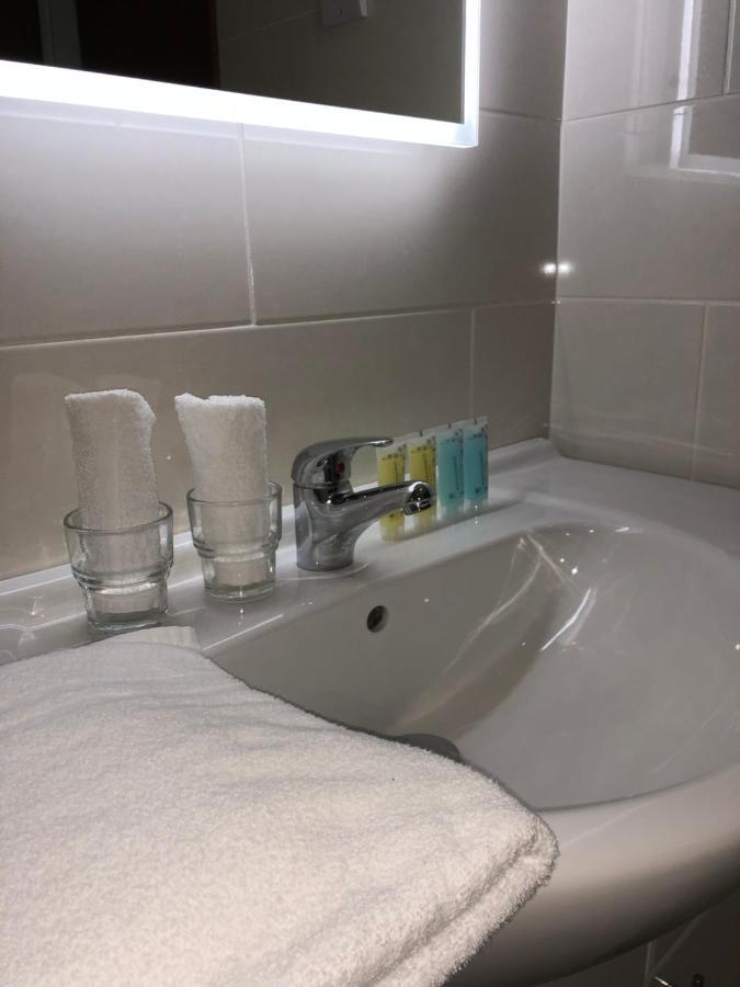 Tully'S Hotel Castlerea Bagian luar foto
